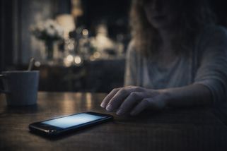 „Ráno jsem poznala, jestli večer přijde peklo.“ Klára o tichém násilí za zdmi „dokonalého“ domova