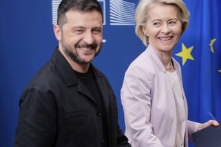 Brusel sáhl na ruské rezervy. Peníze jdou opět Kyjevu