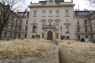 Na Úřadu vlády sundali ukrajinskou vlajku - Novinky