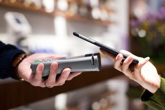 Lidí odmítajících platit hotově přibývá, raději jdou jinam - Novinky