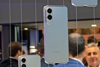 Extrémně tenký mobil od Samsungu zamířil do Česka. Na začátek je o 7500 Kč levnější - Novinky