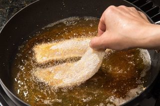 Třetina lidí vyhazuje olej tím nejhorším možným způsobem, i když ví, jak je to správně. Kam patří?