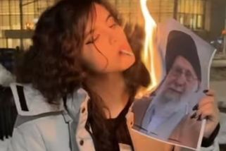 Ženy bez hidžábu si připalují cigarety hořící fotkou ajatolláha. Íránské protesty provází virální fenomén - Novinky