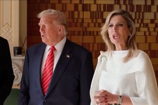 Nizozemská královna zesměšňovala Trumpa při společném focení - Novinky