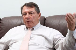 Buřt za tři padesát už není. Paroubek se rozčílil nad klobásou za 205 korun. Ekonom se tomu zasmál