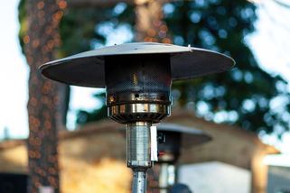 Návštěvníci barcelonských restaurací na zahrádkách mrznou. Kvůli novému zákazu - Novinky