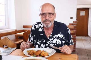 Zdeněk Pohlreich a Ano, šéfe! jsou zpátky: V Liberci se dvakrát brečelo, vidět byla shnilá párátka i „perverzní“ buřty na pivu