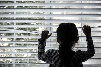 Rusové jim kradou dětství, identitu a militarizují je. Po unesených ukrajinských dětech pátrá i umělá inteligence - Novinky