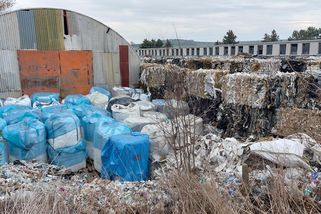Měla jsem si lehnout před bránu? Vesnici u Brna polekaly hory italského odpadu - Seznam Zprávy