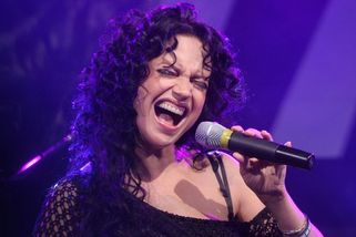 Desatero neboli Hallelujah. Z Cohenovy intimní balady udělala Lucie Bílá ukřičený kýč - Médium.cz