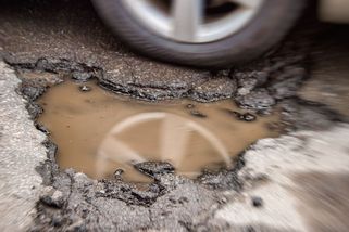 Výmoly na silnici: Vyhnout se, nebo projet? A jak řešit poškození? - Garáž.cz