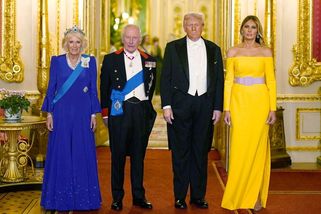 Melania Trumpová při návštěvě Anglie: Oblékla ikonický trenčkot Burberry a šokovala příliš sexy šaty - Novinky