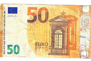 Hrál si na policistu a za sex v Praze platil falešnými bankovkami. Muži hrozí osmileté vězení - Novinky