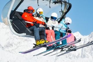 Lyže do sklepa? Tohle dělá většina lidí a na podzim platí tisíce za servis