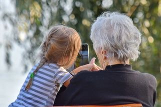 Stačil jeden víkend u prarodičů, abych pochopila, že láska k vnoučatům se u nás dělí nerovnoměrně - Médium.cz