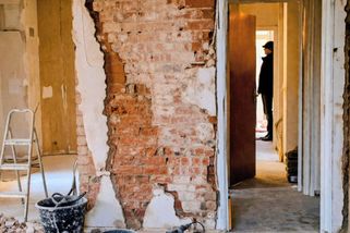 Rekonstrukce bytu se může změnit v peklo. Spor se sousedy z Prahy skončil až u Ústavního soudu - Médium.cz