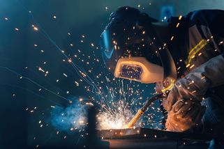 První lidé z náročných profesí dostali příspěvek na penzijní spoření. V průměru je okolo 1700 korun měsíčně - Novinky