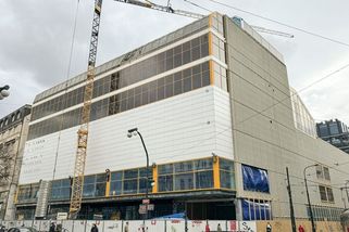 Na fasádě Máje mají být obří motýli se stíhačkami, milovníkům staré Prahy to vadí - Novinky