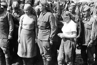 Nacisté jí zabili manžela. „Vdova pomsty“ si koupila tank, dala mu jméno - a přejela jich padesát - Médium.cz