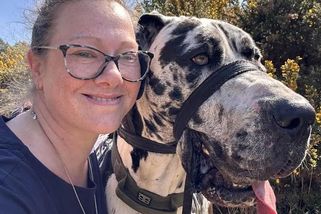 Poznatsvět | Britka si před lety přinesla domů malé štěně dogy. Vyrostl z něj dva metry vysoký obr