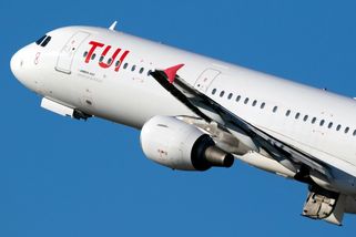 Pro Němce přiletělo letadlo, smutní Češka, jejíž rodinu uvěznila válka na Maledivách