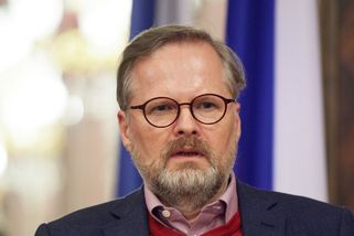 Petr Fiala během veřejné debaty čelil nechutným urážkám z davu: Toto virální video pobouřilo celý internet. Reagoval však naprosto geniálně