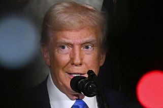 Je to diktátor a průměrně úspěšný komik. Trump uráží Zelenského - Novinky