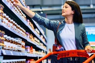 Lidi v obchodech neuvěří cenám na cedulkách. Cena másla letí dolů, ohromně zlevnilo i mléko a brambory