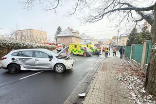 Sanitka v Chebu odmrštila auto na chodník, kde šla učitelka s dětmi. Pět zraněných - Novinky