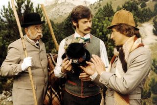 Tajemství hradu v Karpatech: Útoky na štáb v Čachticích, vánoční ozdoby na kostýmech a trik s cukrovou sklenicí