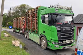 Další pokuta 100 000 v hotovosti. Řidič kamionu odmítl vážení, peníze měl připravené v batohu - Zdopravy.cz