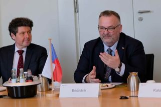 railtarget.cz/osobni-doprava/30-kilometru-pod-zemi-a-miliardy-z-eu-bednarik-v-berline-rozhybal-giganticky-projekt-11907.html