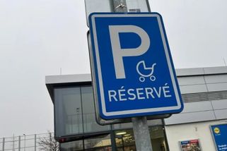 Spousta rodičů si myslí, že mají u obchodů vyhrazená parkovací místa. Většina z nich tam stát nesmí