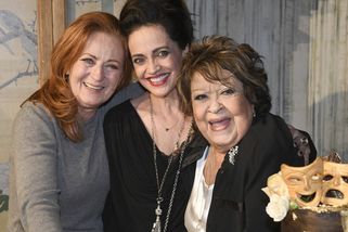 Nestárnoucí Simona Stašová slavila životní jubileum: Nechyběla Jiřina Bohdalová, Lucie Bílá a zástupy dalších gratulantů - Super.cz