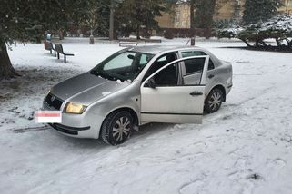 Auto ve Varnsdorfu táhlo na laně snowboardistu - Novinky
