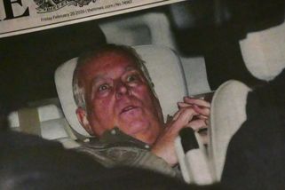 To nemůžete, jsem syn královny, křičel arogantní Andrew. Svědek popsal vyvádění exprince ze sídla