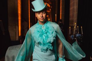 Milan Peroutka na pařížské premiéře Bridgertonových. V tomhle výstředním modelu jednoznačně bodoval i v zahraničí