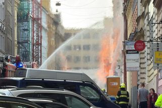 Požár plynu v Praze na Letné. Z potrubí šlehají plameny, hasiči evakuují okolí - Novinky
