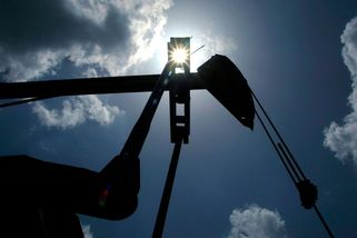 Ropa kvůli útokům na Írán prudce zdražuje, panují obavy o dodávky - Novinky