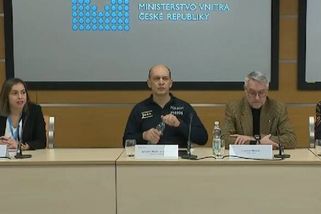 Překvapení na tiskovce: „Takže, pane ministře, odpovězte prosím na první dotaz.“ Mluvčí rázně stopla Metnara přímo před kamerami