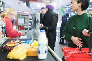 Lenka (34): „Tohle mě v obchodech vytáčí nejvíc. Lidé si drží místo a ostatní prostě obejdou“