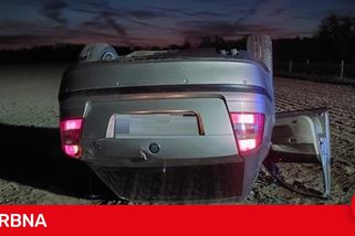 U Telče otočil cizinec auto na střechu. Dechovou zkoušku odmítl a byl agresivní