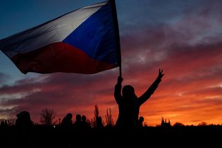 Shromáždění Milionu chvilek na pražské Letné upozorňuje na erozi demokracie a růst agresivity menších vládních stran