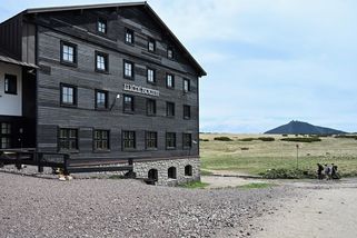 Luční bouda znovu pustí do restaurace i neubytované. Ale jen ty s rezervací - Seznam Zprávy