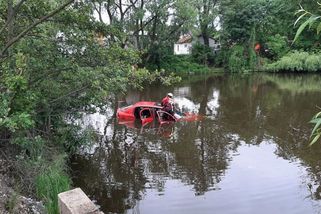 Auto v obci na Jihlavsku skončilo po smyku v rybníku. Je to už několikátá nehoda na stejném místě - Novinky