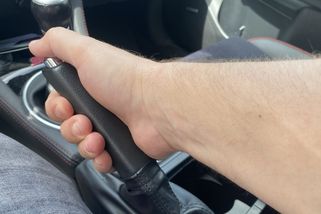 Stačí při parkování zatáhnout ruční brzdu, nebo je lepší zařadit rychlost? Vyzkoušeli jsme rozdíly