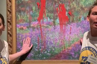 Útok na Monetův obraz za miliardy. Aktivistky potřísnily plátno rudou, pak se k němu přilepily