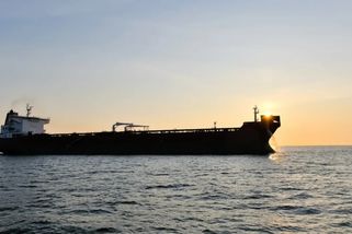 USA povolily zemím nakupovat ruskou ropu naloženou na tankerech. Merz to označil za chybu - Echo24.cz