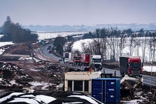 FOTO: Rychlejší cesta po D7 se blíží, stavbaři dokončují obchvat Slaného - Novinky