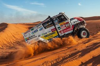 Volný den na Dakaru: Smažák pro Prokopa, moderátorku z Novy hodili do bazénu - Sport.cz